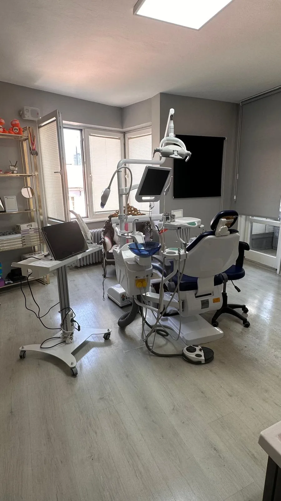 Ortodonti muayenehanesinde diş üniti ve tedavi ekipmanları